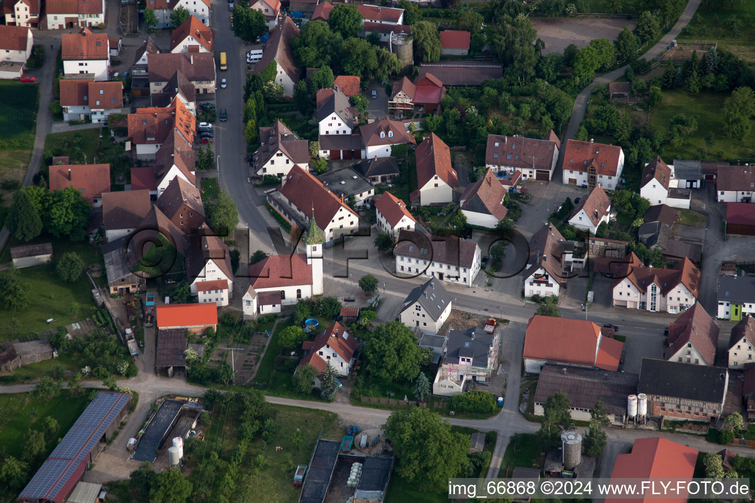 Vue aérienne de Église Saint-Jacques à le quartier Haslach in Herrenberg dans le département Bade-Wurtemberg, Allemagne