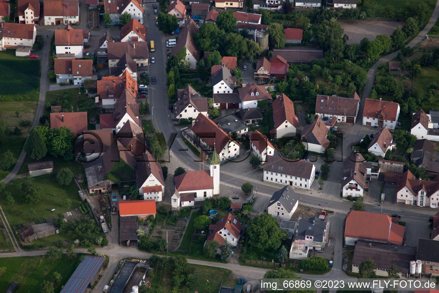 Vue aérienne de Église Saint-Jacques à le quartier Haslach in Herrenberg dans le département Bade-Wurtemberg, Allemagne