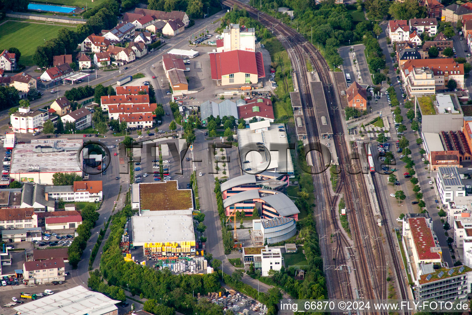 Vue aérienne de Bâtiment de la gare et voies de la station S-Bahn Herrenberg avec UDG Herrenberg GmbH et l'Université Steinbeis de Berlin à Herrenberg dans le département Bade-Wurtemberg, Allemagne