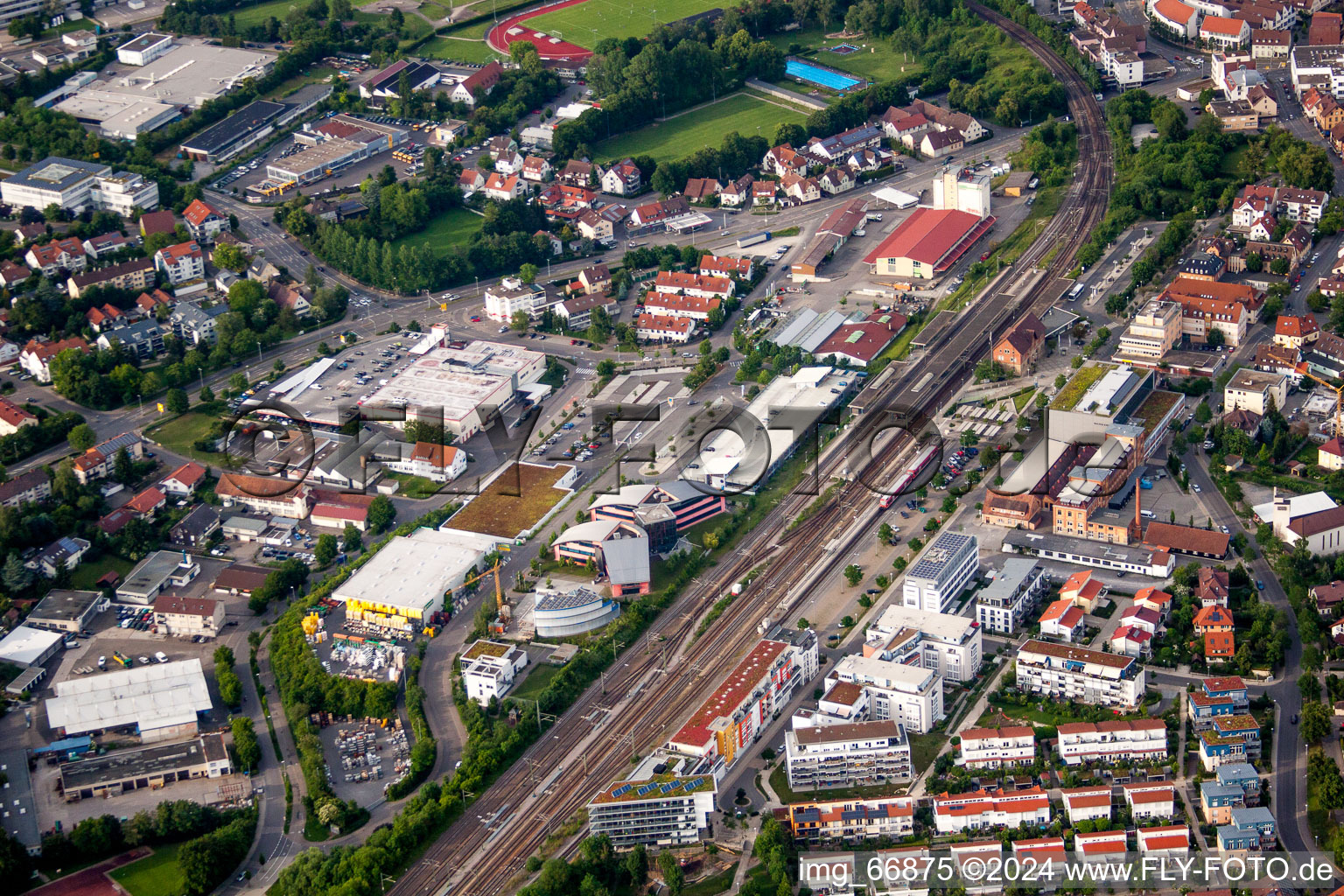 Vue aérienne de Bâtiment de la gare et voies de la station S-Bahn Herrenberg avec UDG Herrenberg GmbH et l'Université Steinbeis de Berlin à Herrenberg dans le département Bade-Wurtemberg, Allemagne