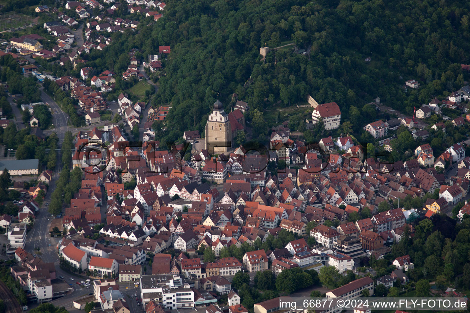 Vue aérienne de Vieille ville historique avec collégiale à Herrenberg dans le département Bade-Wurtemberg, Allemagne