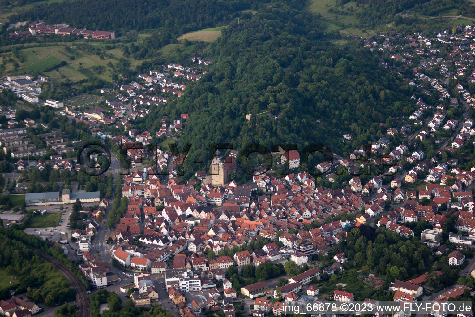 Vue aérienne de Vieille ville historique avec collégiale à Herrenberg dans le département Bade-Wurtemberg, Allemagne