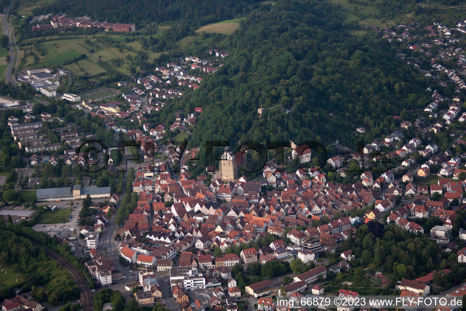 Photographie aérienne de Vieille ville historique avec collégiale à Herrenberg dans le département Bade-Wurtemberg, Allemagne