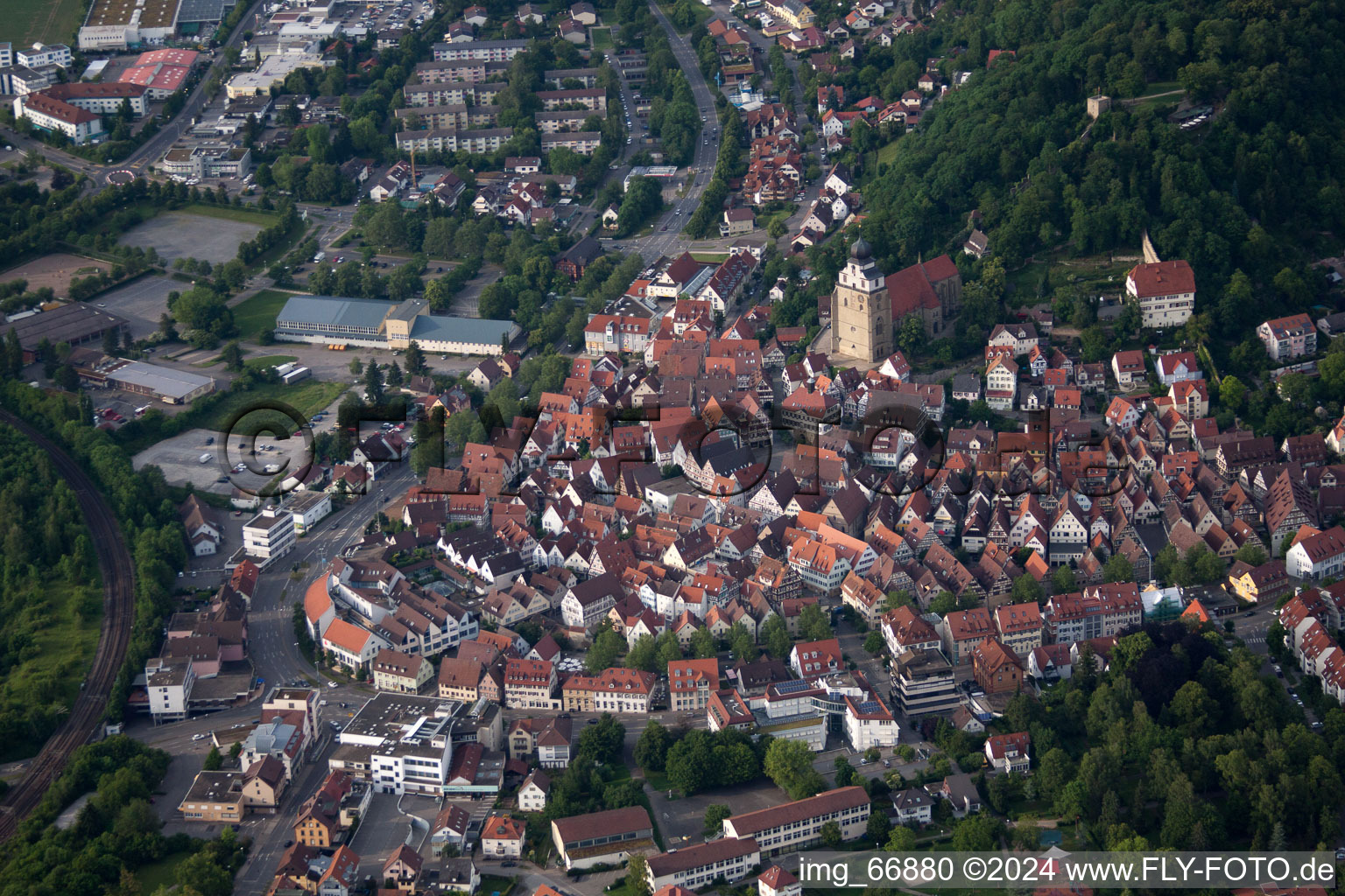 Vue aérienne de Collégiale de bâtiment d'église dans le vieux centre-ville du centre-ville à Herrenberg dans le département Bade-Wurtemberg, Allemagne