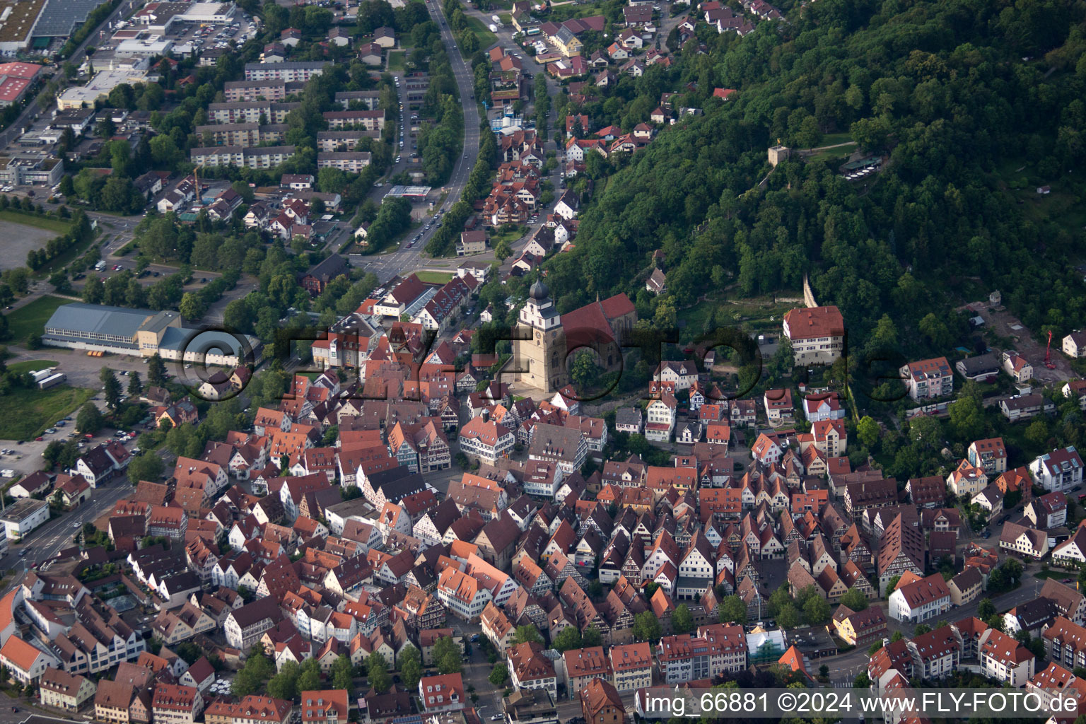 Vue oblique de Vieille ville historique avec collégiale à Herrenberg dans le département Bade-Wurtemberg, Allemagne