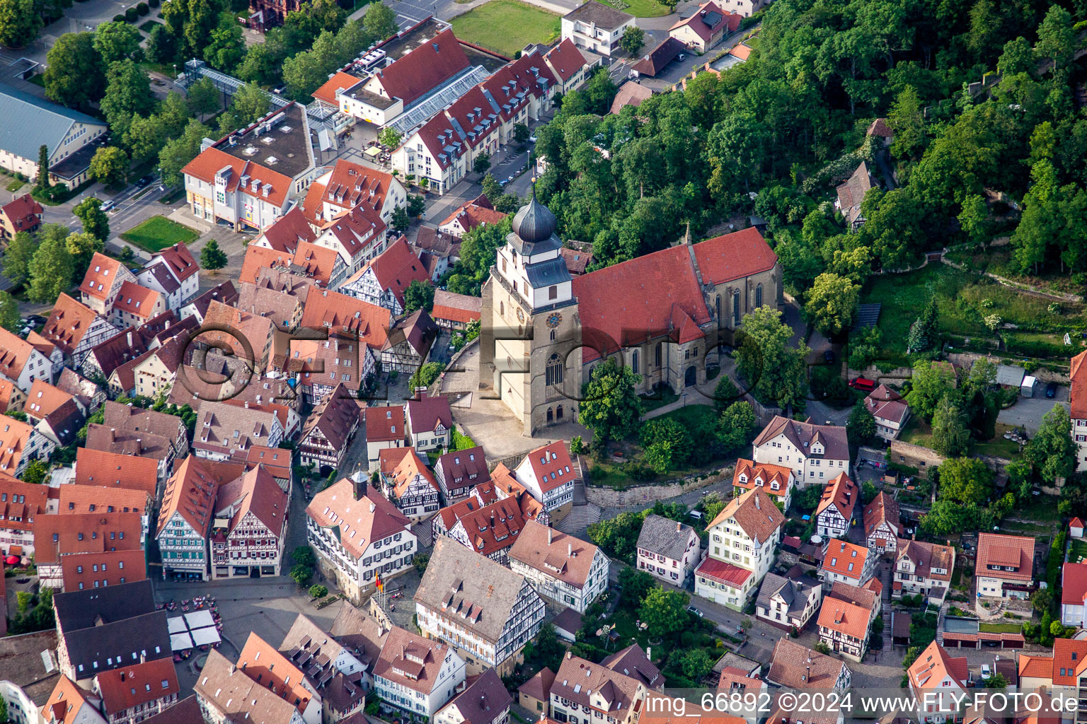 Vue aérienne de Collégiale du centre ancien du centre ville à Herrenberg dans le département Bade-Wurtemberg, Allemagne