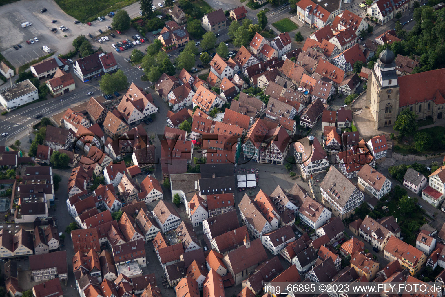 Vue aérienne de Vieille ville avec place du marché à Herrenberg dans le département Bade-Wurtemberg, Allemagne