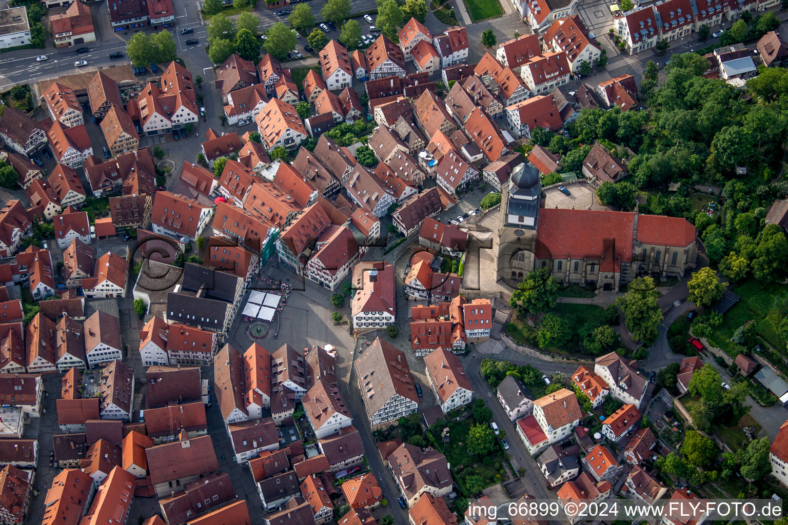 Vue aérienne de Collégiale protestante sur la place du marché à Herrenberg dans le département Bade-Wurtemberg, Allemagne