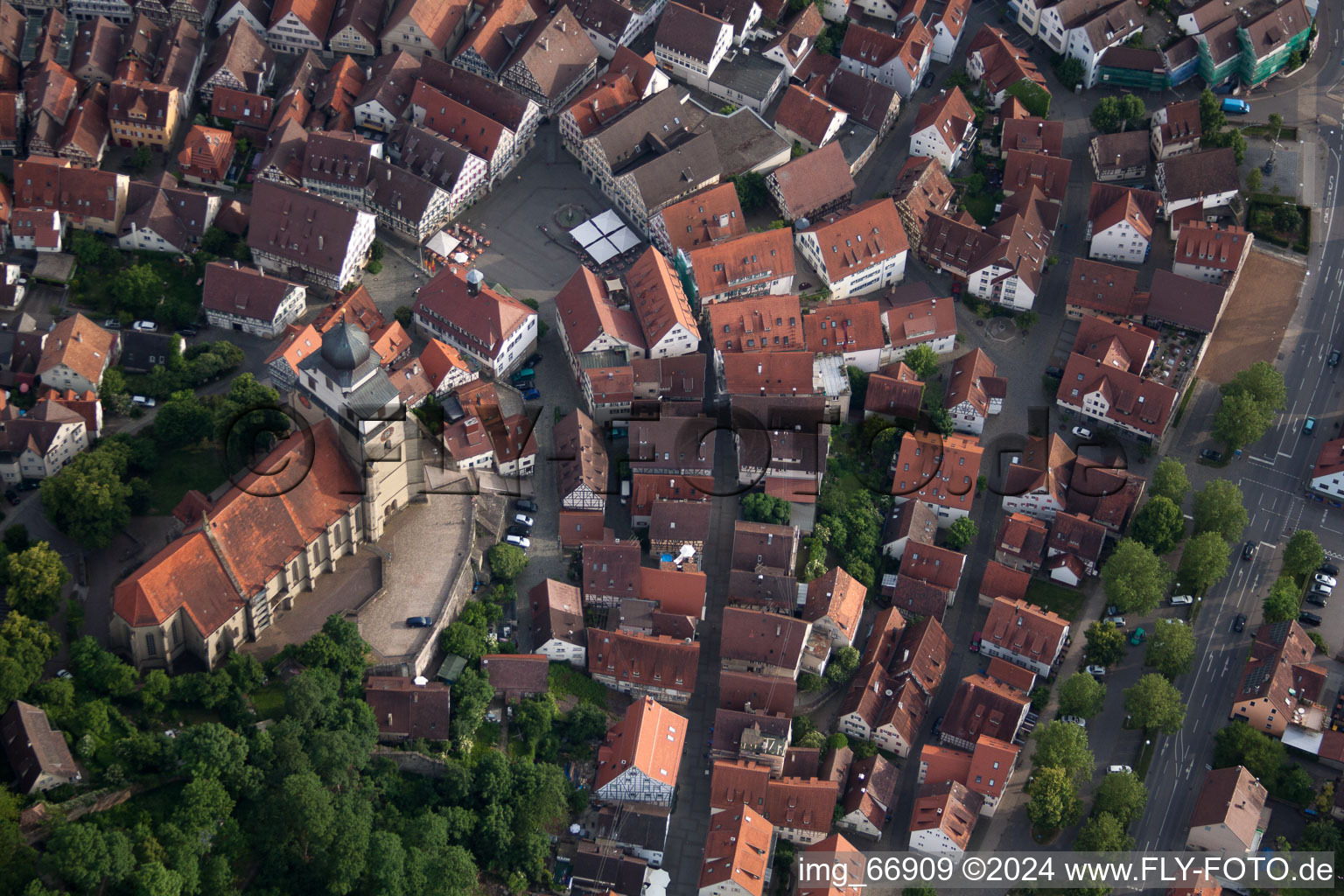 Vue aérienne de Rathausgasse sous la collégiale à Herrenberg dans le département Bade-Wurtemberg, Allemagne