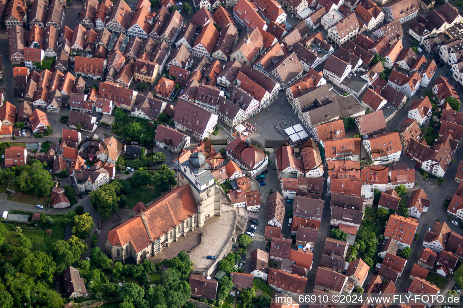 Vue aérienne de Collégiale de bâtiment d'église dans le vieux centre-ville du centre-ville à Herrenberg dans le département Bade-Wurtemberg, Allemagne