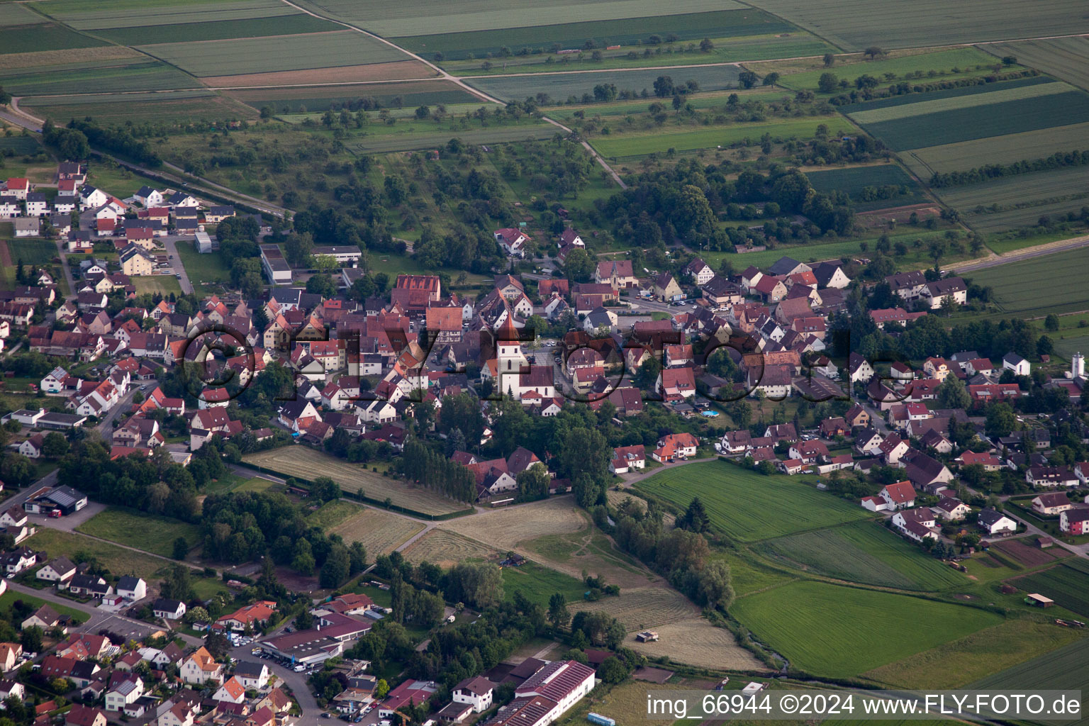 Vue oblique de Vue des rues et des maisons des quartiers résidentiels à le quartier Mönchberg in Herrenberg dans le département Bade-Wurtemberg, Allemagne