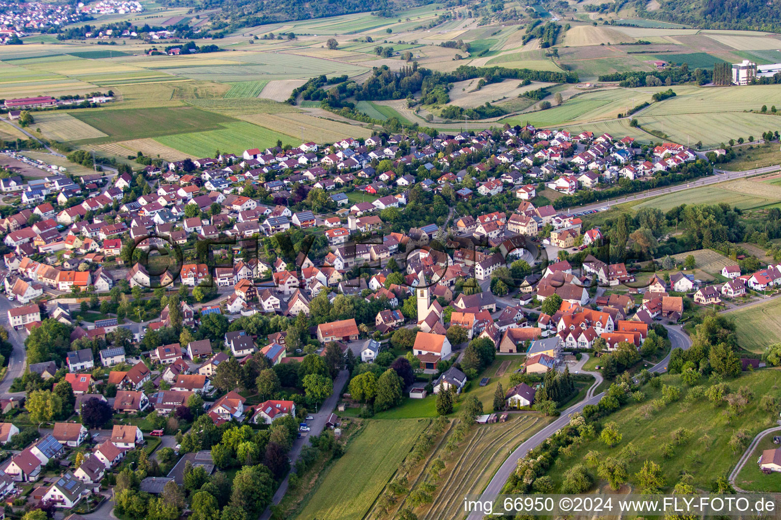 Vue aérienne de Saint-Clément à le quartier Poltringen in Ammerbuch dans le département Bade-Wurtemberg, Allemagne