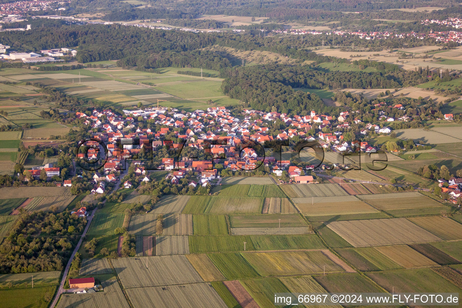 Vue aérienne de Champs agricoles et surfaces utilisables à Mähringen dans le département Bade-Wurtemberg, Allemagne