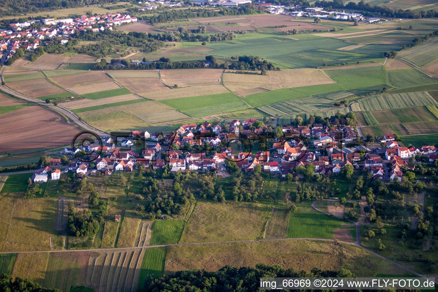 Vue aérienne de Vue sur le village à le quartier Stockach in Gomaringen dans le département Bade-Wurtemberg, Allemagne