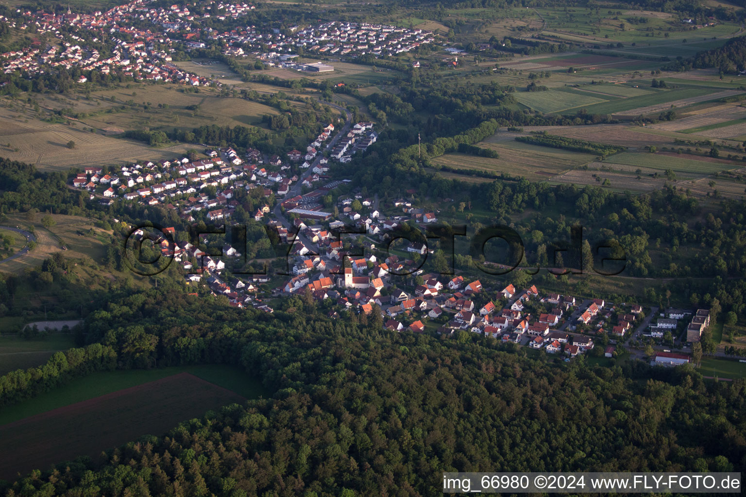 Vue aérienne de Bronnweiler à Gönningen dans le département Bade-Wurtemberg, Allemagne