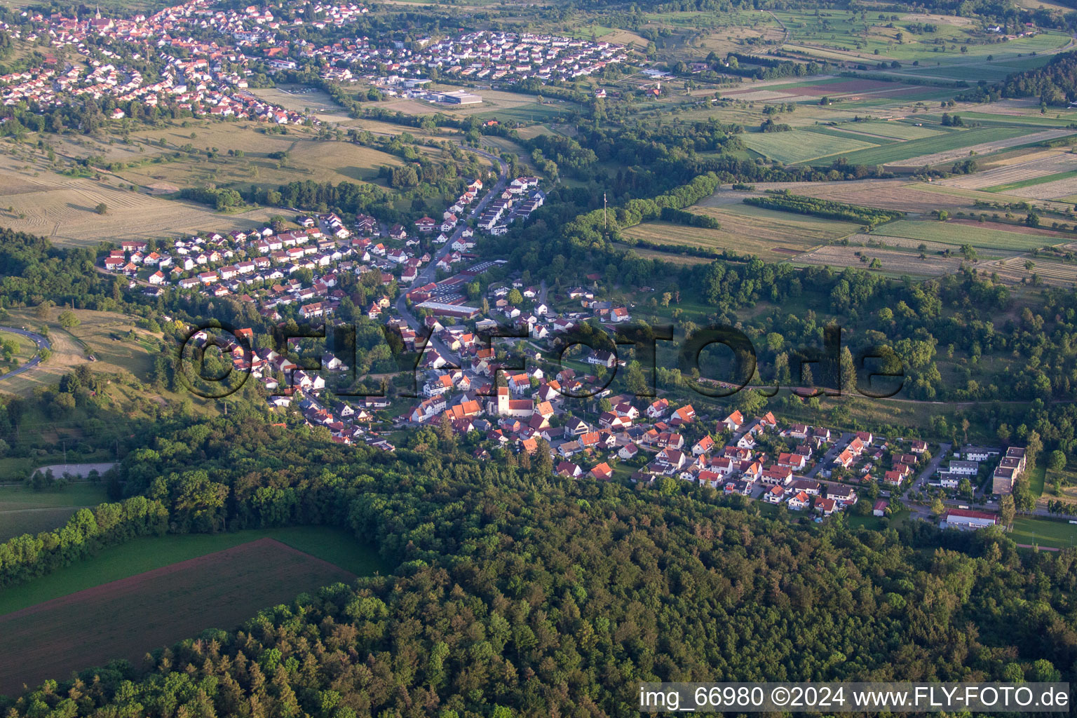 Vue aérienne de Bronnweiler à Gönningen dans le département Bade-Wurtemberg, Allemagne