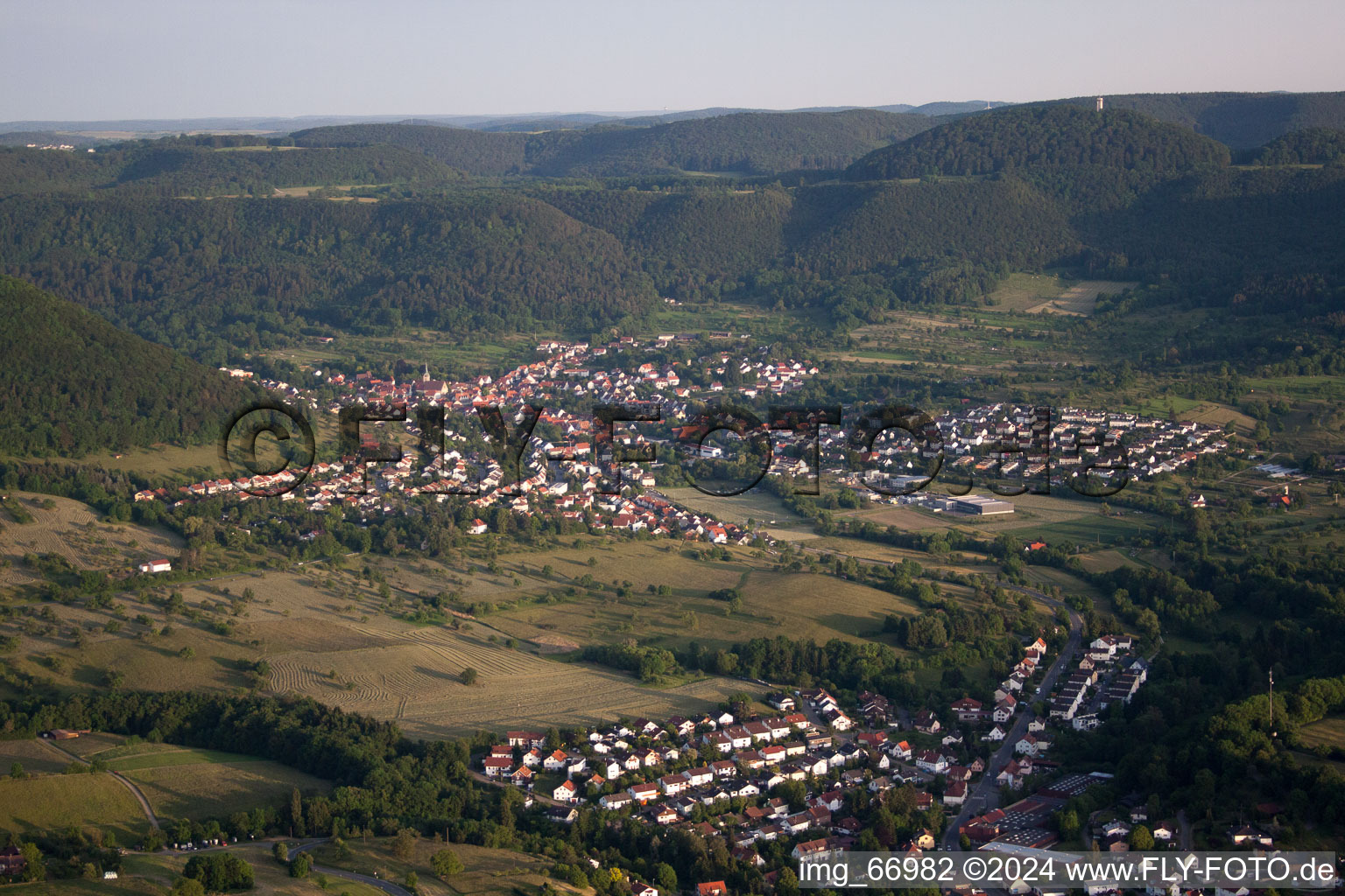 Vue aérienne de Champs agricoles et surfaces utilisables à le quartier Gönningen in Reutlingen dans le département Bade-Wurtemberg, Allemagne