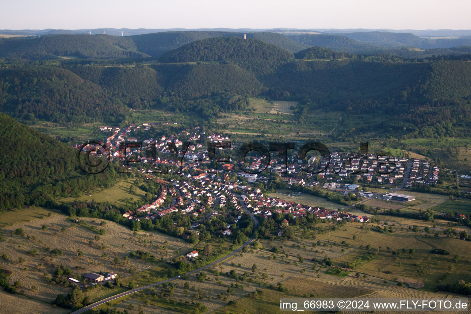 Vue aérienne de Champs agricoles et surfaces utilisables à le quartier Gönningen in Reutlingen dans le département Bade-Wurtemberg, Allemagne