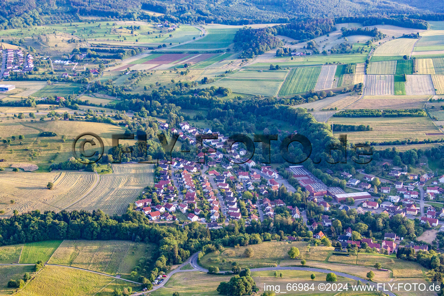 Vue aérienne de Gönningen à le quartier Bronnweiler in Reutlingen dans le département Bade-Wurtemberg, Allemagne