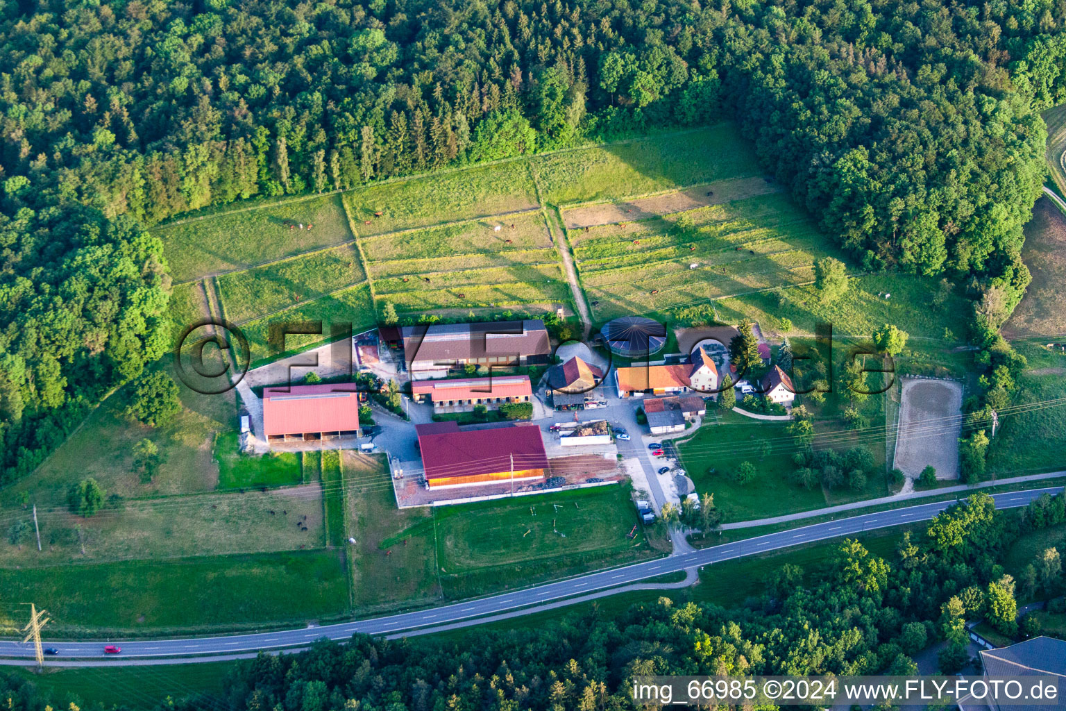 Vue aérienne de Bronnweiler à le quartier Gönningen in Reutlingen dans le département Bade-Wurtemberg, Allemagne