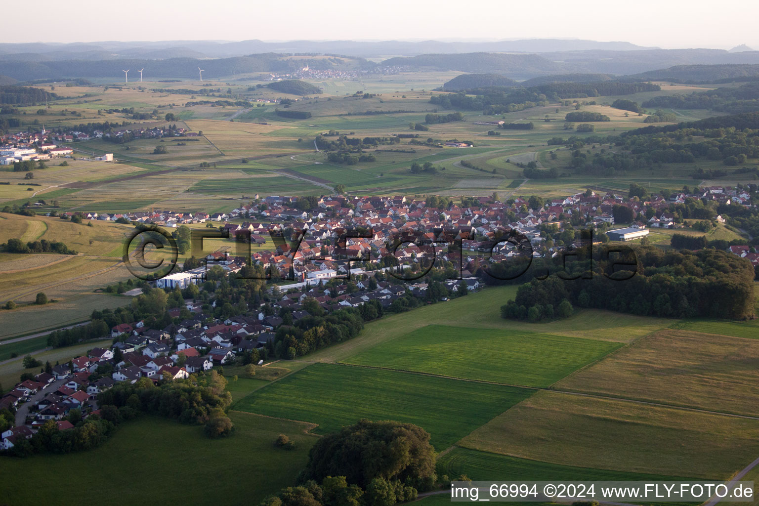 Vue aérienne de Dans le quartier Genkingen à Sonnenbühl à Genkingen dans le département Bade-Wurtemberg, Allemagne