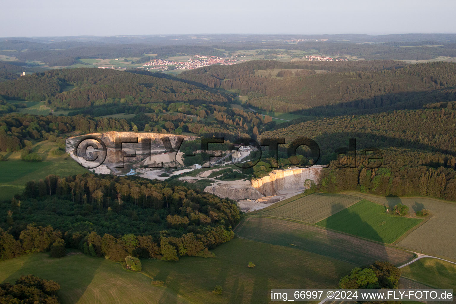 Vue aérienne de Carrière Sonnenbühl-Genkingen à le quartier Genkingen in Sonnenbühl dans le département Bade-Wurtemberg, Allemagne