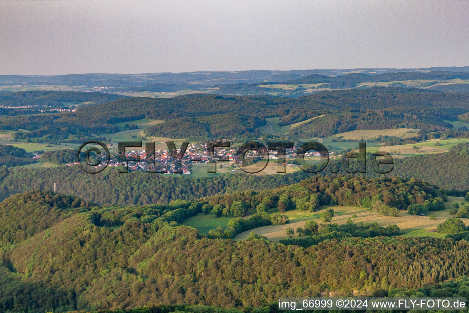 Vue aérienne de De l'ouest à le quartier Holzelfingen in Lichtenstein dans le département Bade-Wurtemberg, Allemagne