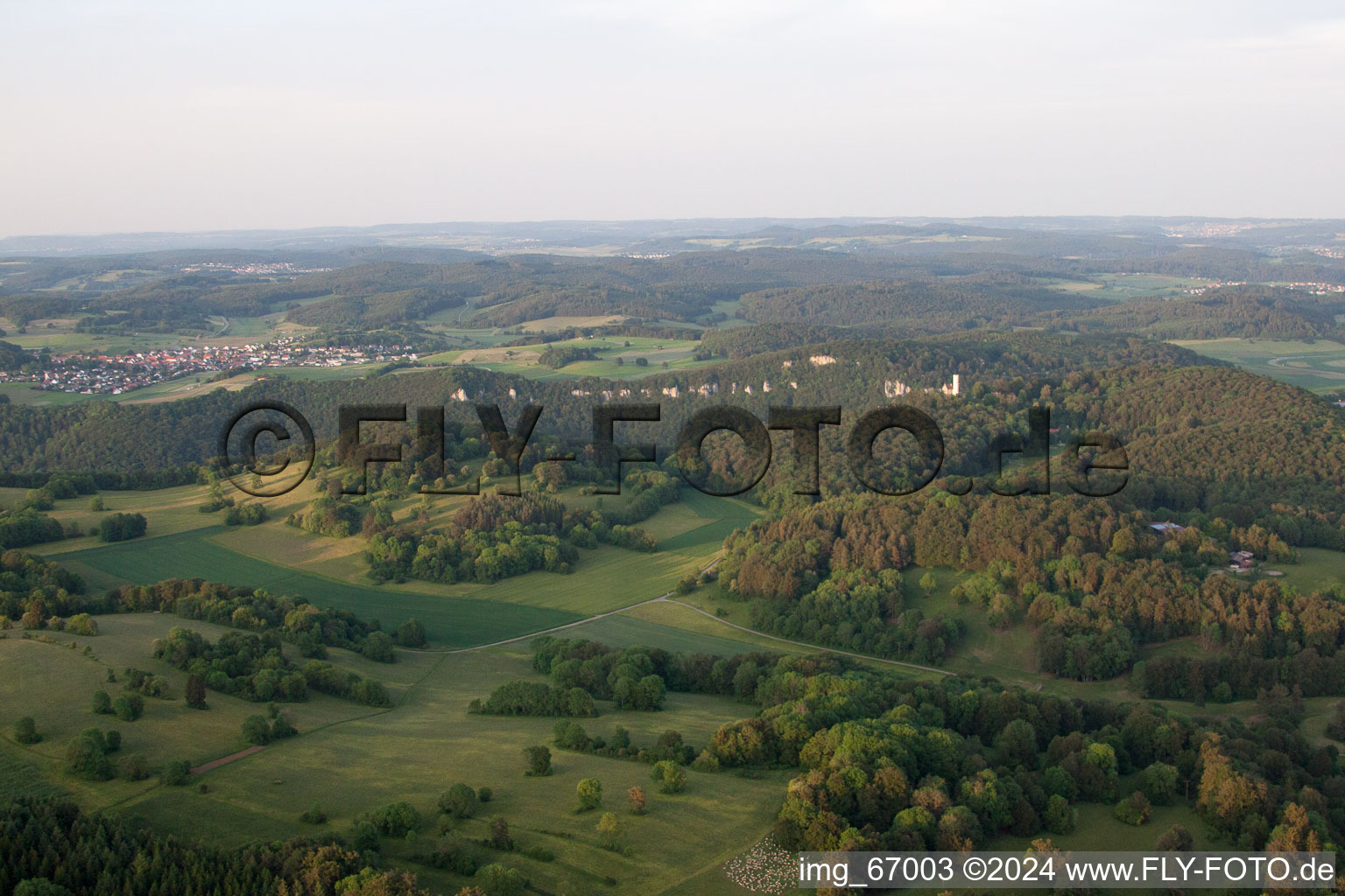 Vue aérienne de Verrouiller Lichtenstein à le quartier Honau in Lichtenstein dans le département Bade-Wurtemberg, Allemagne