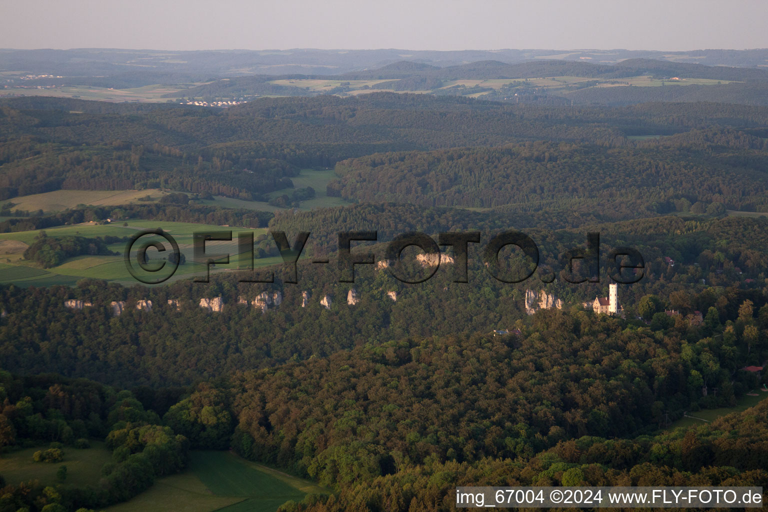 Vue aérienne de Paysage forestier et montagneux d'Albtrauf dans le Jura souabe avec le château Lichtenstein dans le district d'Unterhausen à le quartier Honau in Lichtenstein dans le département Bade-Wurtemberg, Allemagne