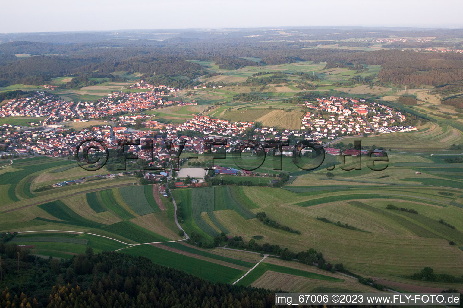 Vue aérienne de Großengstingen à Engstingen dans le département Bade-Wurtemberg, Allemagne