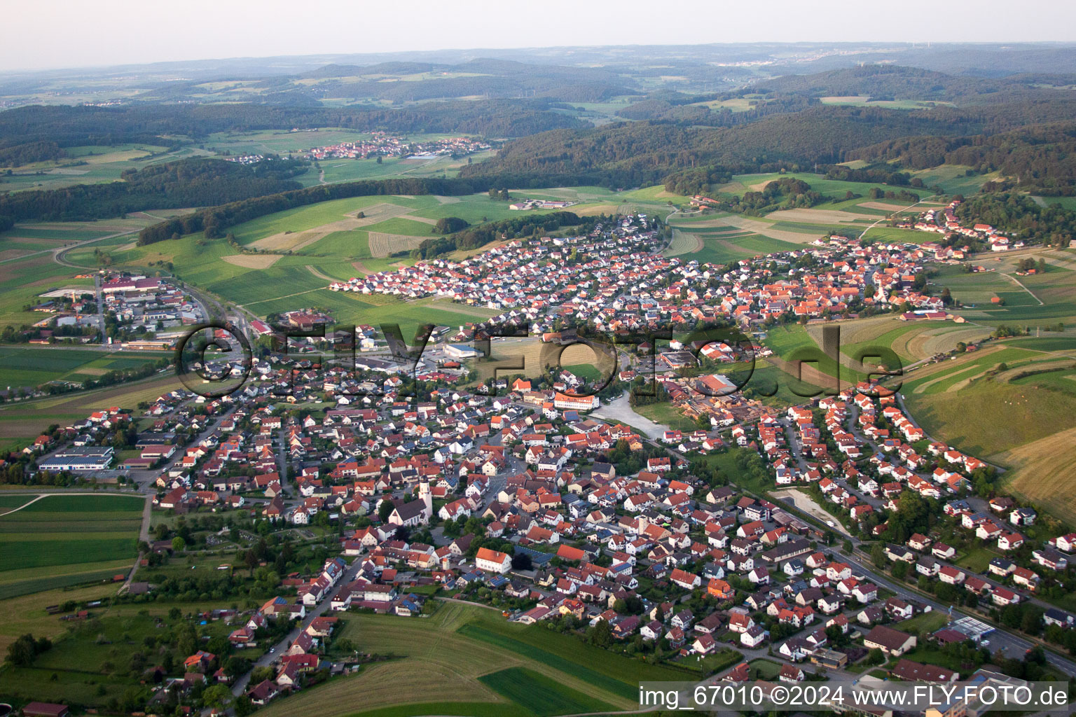 Vue aérienne de Vue des rues et des maisons des quartiers résidentiels à le quartier Großengstingen in Engstingen dans le département Bade-Wurtemberg, Allemagne