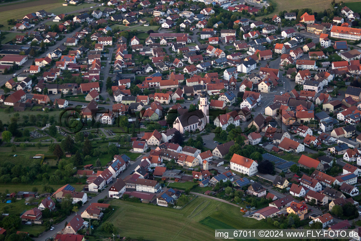 Vue aérienne de Vue des rues et des maisons des quartiers résidentiels à le quartier Großengstingen in Engstingen dans le département Bade-Wurtemberg, Allemagne