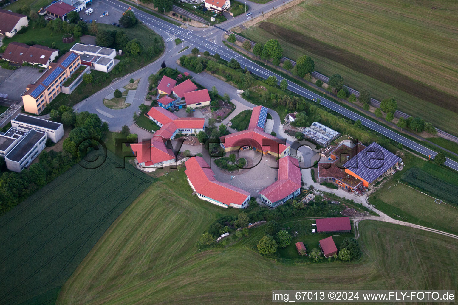 Vue aérienne de École Waldorf gratuite sur l'Alb à le quartier Großengstingen in Engstingen dans le département Bade-Wurtemberg, Allemagne