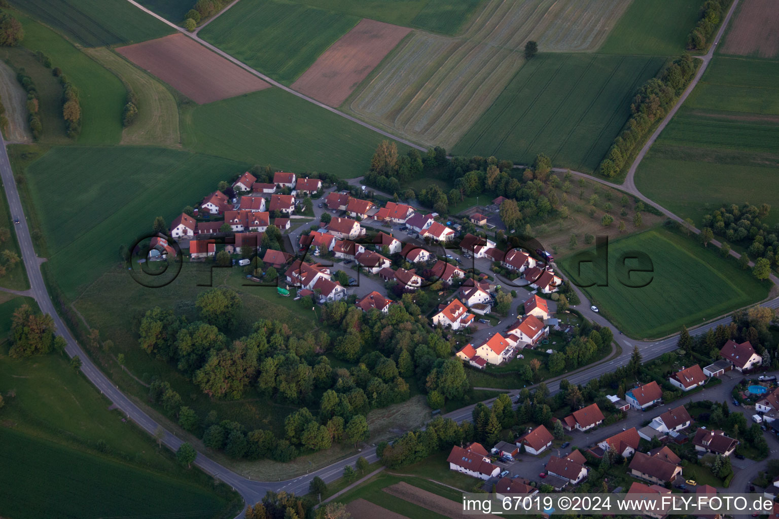 Vue aérienne de Vue sur le village à le quartier Bernloch in Hohenstein dans le département Bade-Wurtemberg, Allemagne