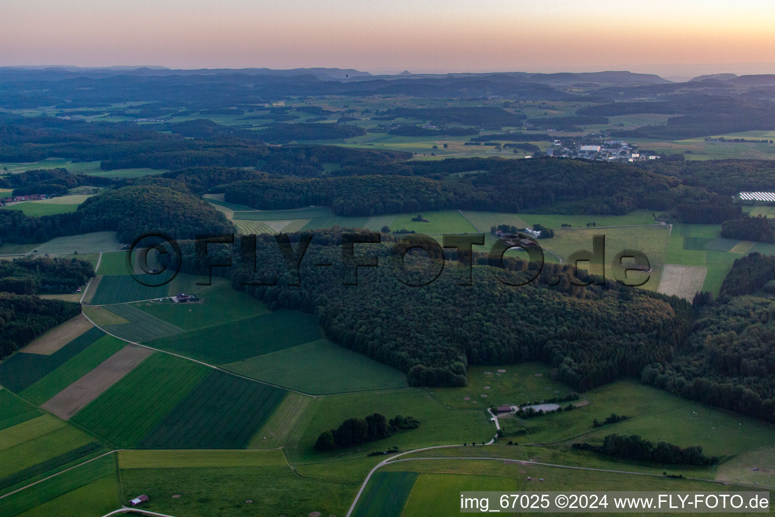 Vue aérienne de Siesshof à le quartier Meidelstetten in Hohenstein dans le département Bade-Wurtemberg, Allemagne