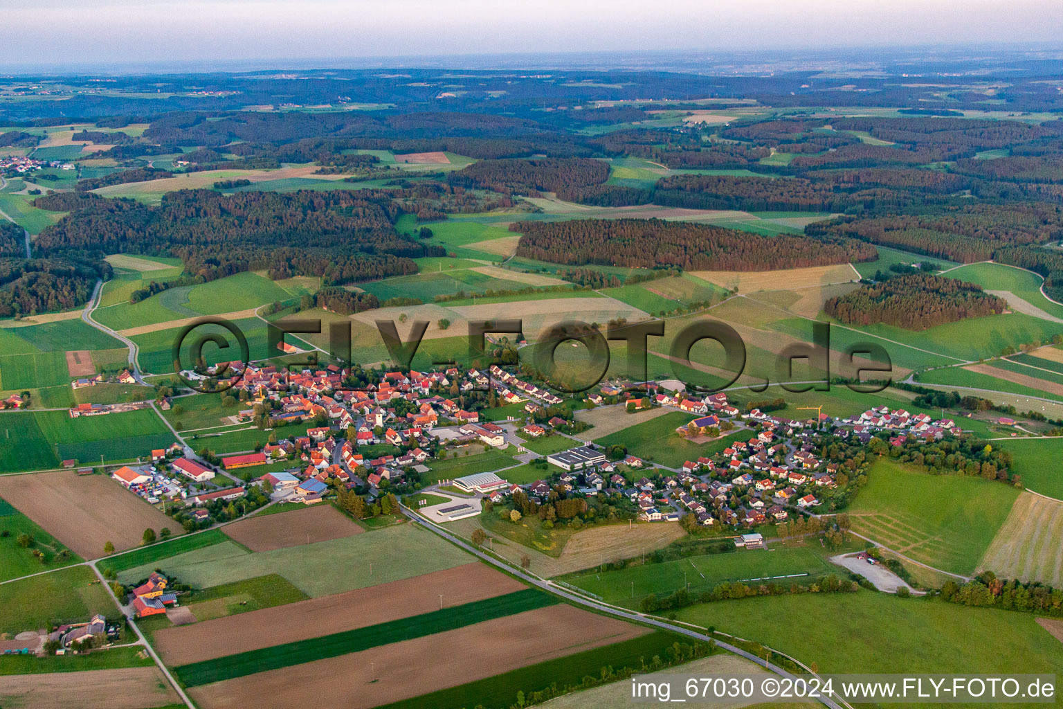 Vue aérienne de Quartier Bernloch in Hohenstein dans le département Bade-Wurtemberg, Allemagne