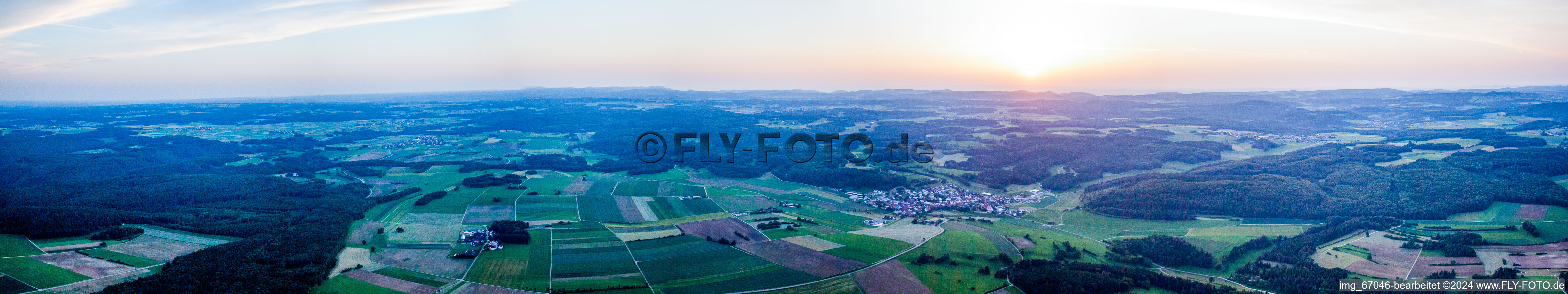 Vue aérienne de Perspective panoramique au coucher du soleil des champs agricoles et des terres agricoles à le quartier Ehestetten in Hayingen dans le département Bade-Wurtemberg, Allemagne