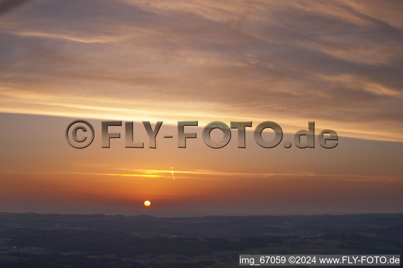 Vue aérienne de Le coucher du soleil transforme le ciel sur le paysage d'Ehingen (Donau) rouge orange à le quartier Kochstetten in Hayingen dans le département Bade-Wurtemberg, Allemagne