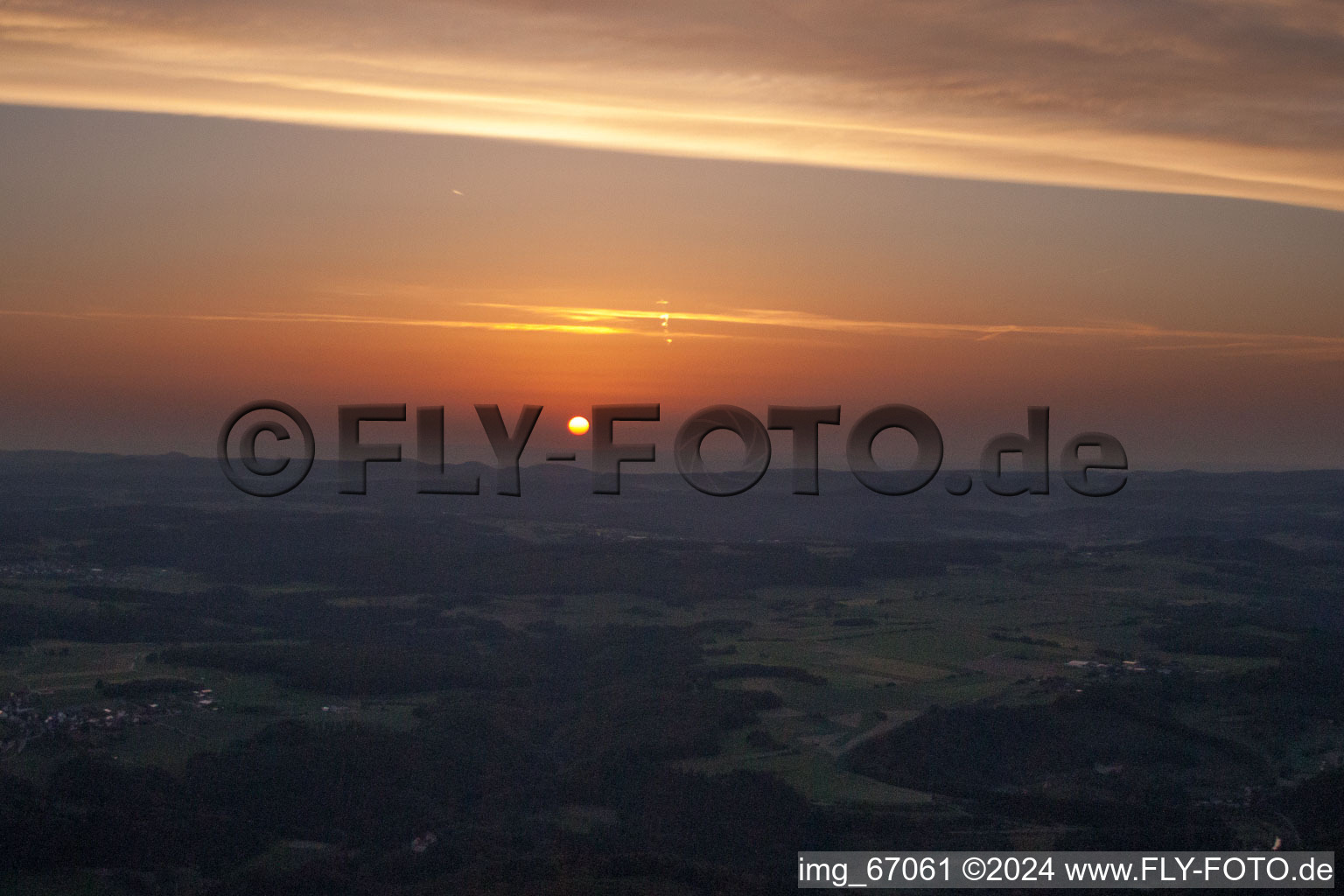 Photographie aérienne de Le coucher du soleil transforme le ciel sur le paysage d'Ehingen (Donau) rouge orange à le quartier Kochstetten in Hayingen dans le département Bade-Wurtemberg, Allemagne