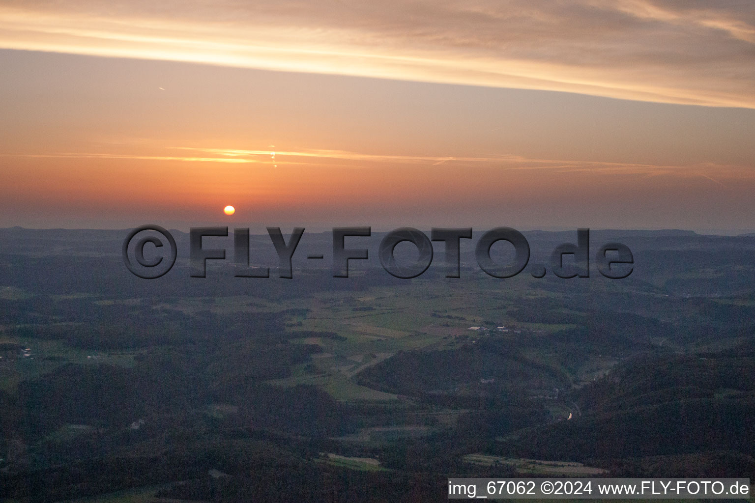 Vue aérienne de Le coucher du soleil transforme le ciel sur le paysage d'Ehingen (Donau) rouge orange à le quartier Anhausen in Hayingen dans le département Bade-Wurtemberg, Allemagne