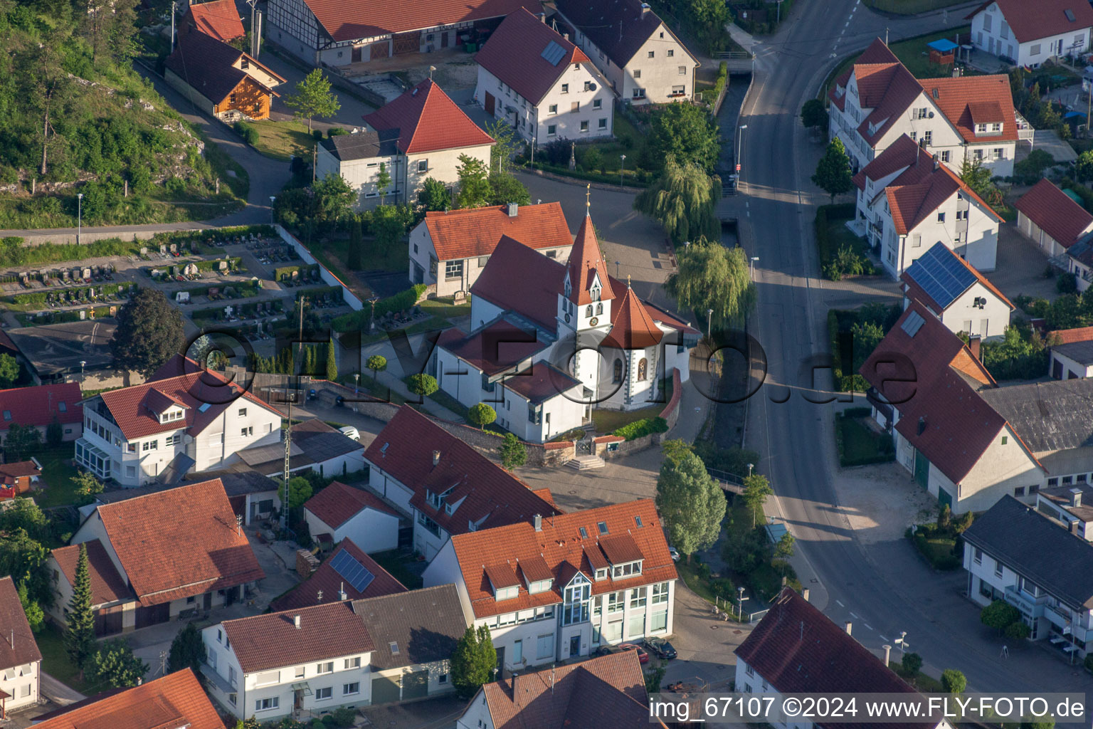 Vue aérienne de Bâtiment de l'église Saint-Guy dans le quartier Schmiechen de Schelklingen à Schmiechen dans le département Bade-Wurtemberg, Allemagne