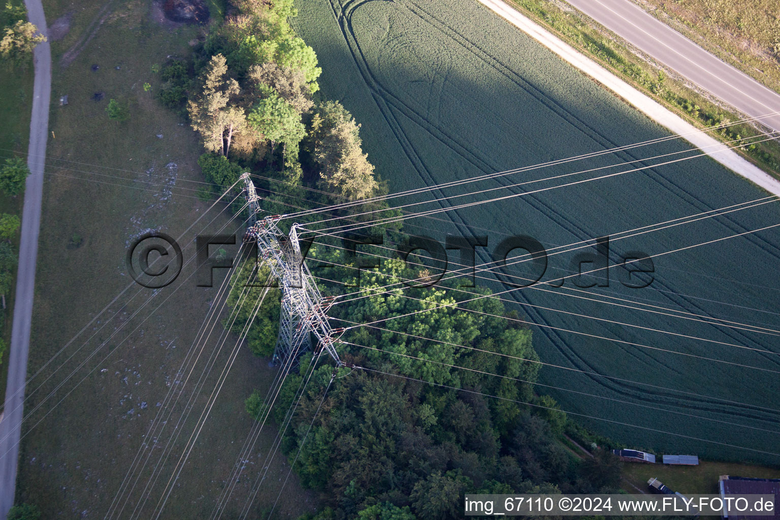 Vue aérienne de Enchevêtrement de câbles haute tension à le quartier Schmiechen in Schelklingen dans le département Bade-Wurtemberg, Allemagne