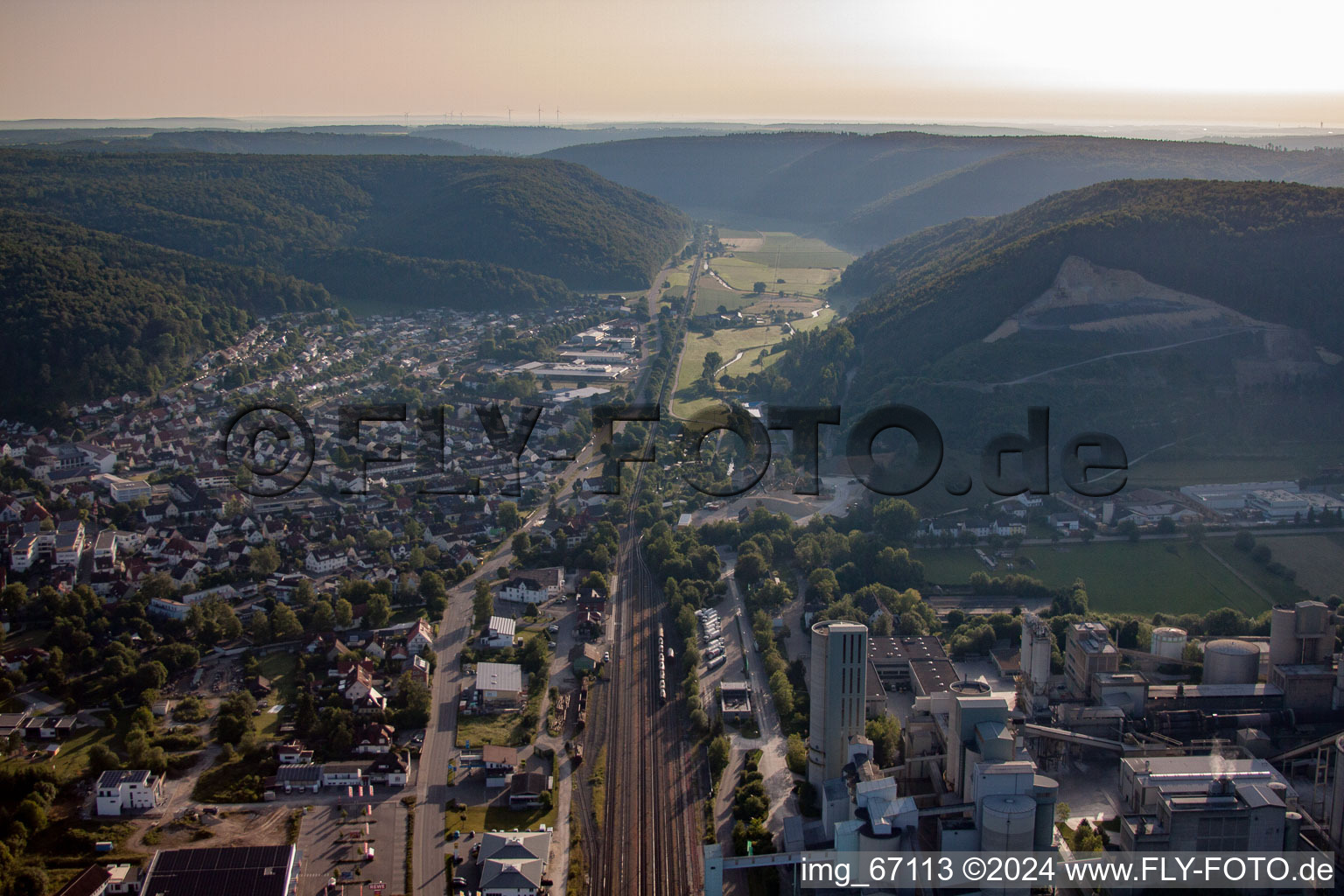 Vue aérienne de Chemin de fer entre la ville et Heidelberg Matériaux à Schelklingen dans le département Bade-Wurtemberg, Allemagne