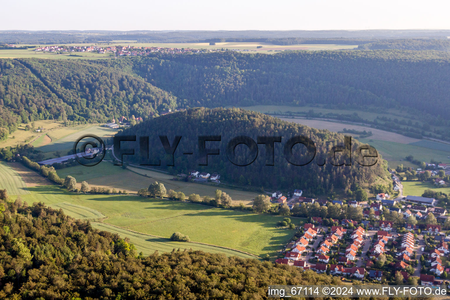 Vue aérienne de Paysage forestier et montagneux de la montagne du Sacré-Cœur dans la vallée de l'Ur-Danube à le quartier Urspring in Schelklingen dans le département Bade-Wurtemberg, Allemagne