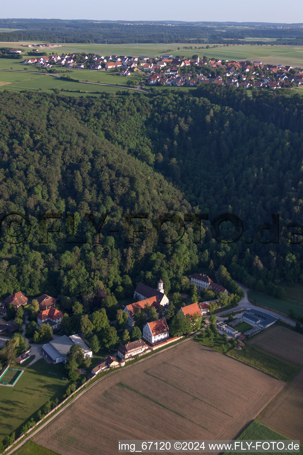 Vue aérienne de Vue sur le village à le quartier Hausen ob Urspring in Schelklingen dans le département Bade-Wurtemberg, Allemagne