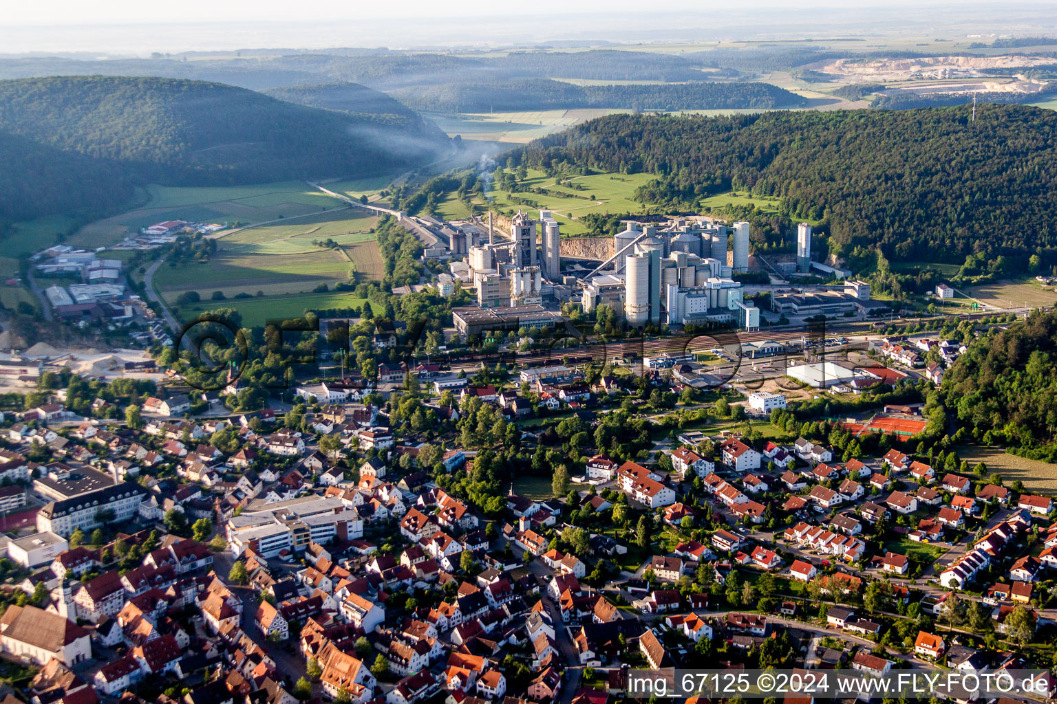 Vue aérienne de Heidelberg Cement AG - cimenterie Schelklingen à Schelklingen dans le département Bade-Wurtemberg, Allemagne