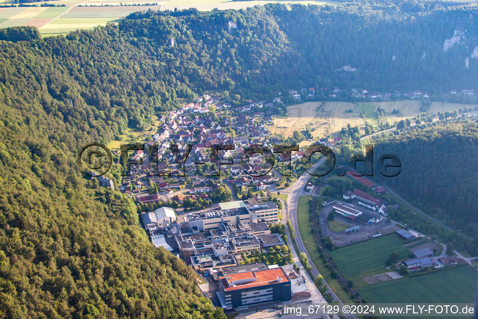 Vue aérienne de Vue des rues et des maisons des quartiers résidentiels à le quartier Gerhausen in Blaubeuren dans le département Bade-Wurtemberg, Allemagne