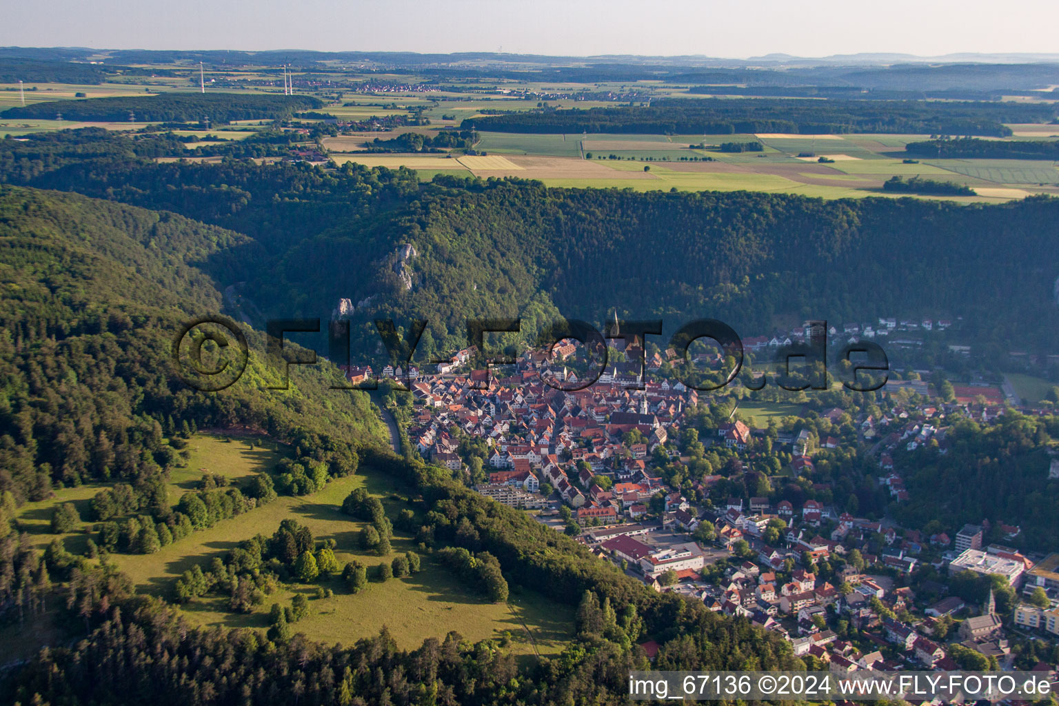 Vue aérienne de Vue des rues et des maisons des quartiers résidentiels à le quartier Gerhausen in Blaubeuren dans le département Bade-Wurtemberg, Allemagne