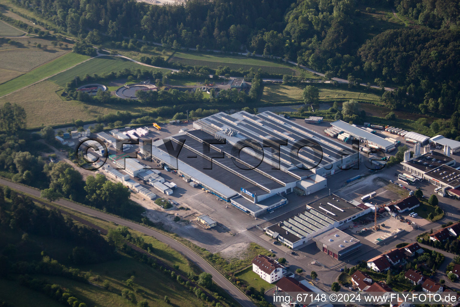 Vue aérienne de Bâtiment administratif de la zone industrielle Heinkel Modulbau GmbH à le quartier Gerhausen in Blaubeuren dans le département Bade-Wurtemberg, Allemagne