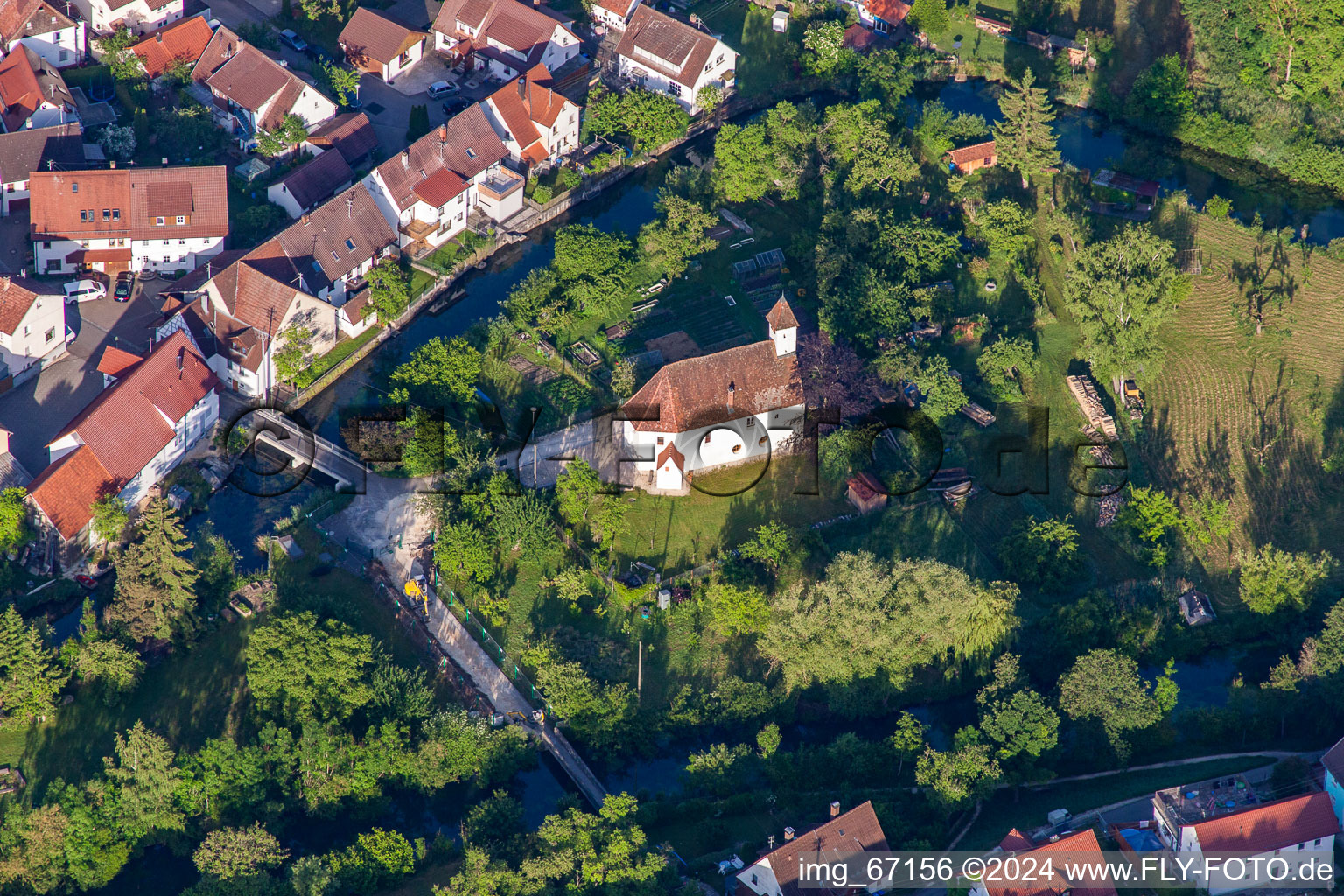 Vue aérienne de Kirchenwöhrd Blauinsel à le quartier Gerhausen in Blaubeuren dans le département Bade-Wurtemberg, Allemagne